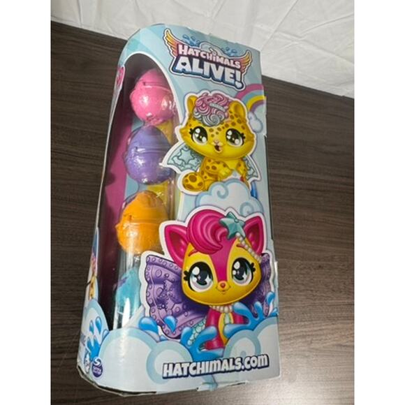 Hatchimals Alive! Hatchi-Nursery Playset with 4 Self-Hatching Surprise Eggs 0 - Picture 5 of 5
